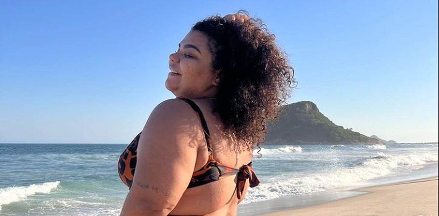 Flora Cruz aproveita dia de sol no Rio e celebra: 'Uma gorda de biquíni de lacinho curtindo'