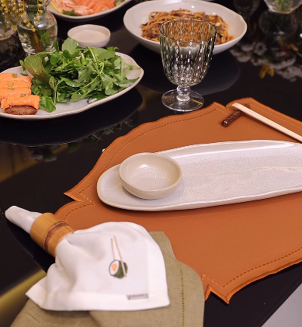 Ana Paula Siebert e Roberto Justus recebem amigos para jantar japonês em sua mansão — Foto: Reprodução/ Instagram