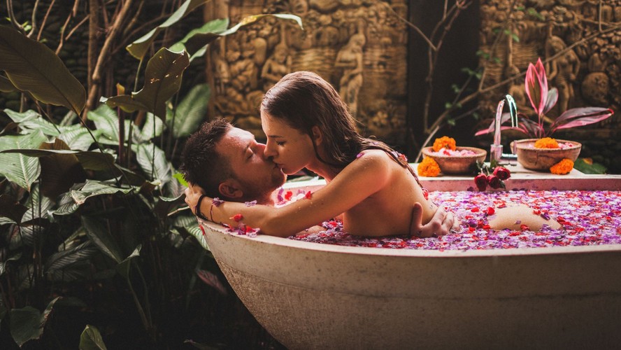 Quer esquentar a vida sexual em casal? Saiba como tomar banho juntos pode ajudar