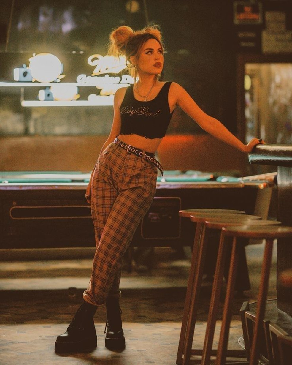 Look para barzinho a noite pode ser confortável e estiloso. — Foto: Reprodução/Pinterest @Loreeehh