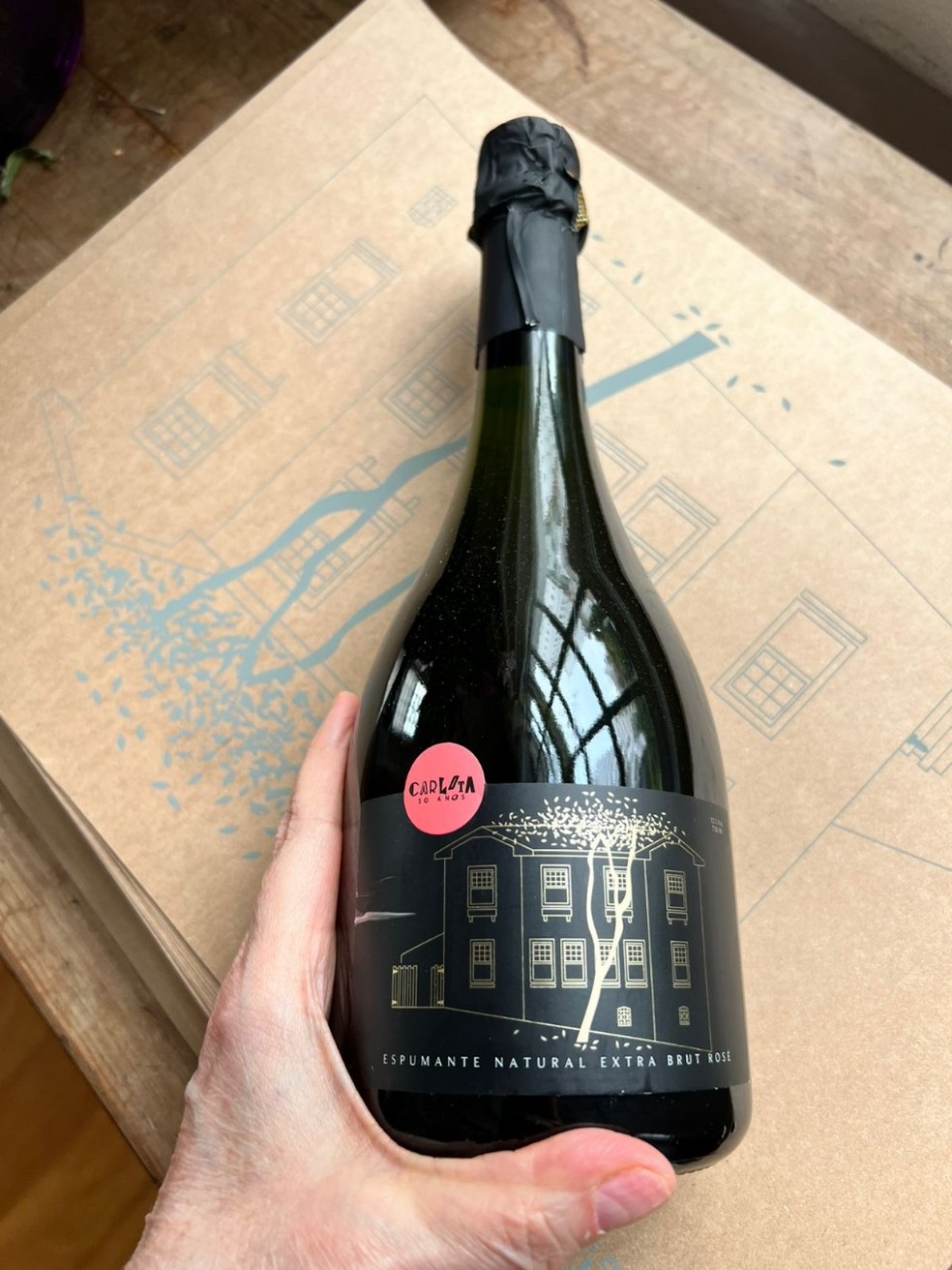 Espumante natural extra brut rosé da Berkano para o Carlota — Foto: Divulgação