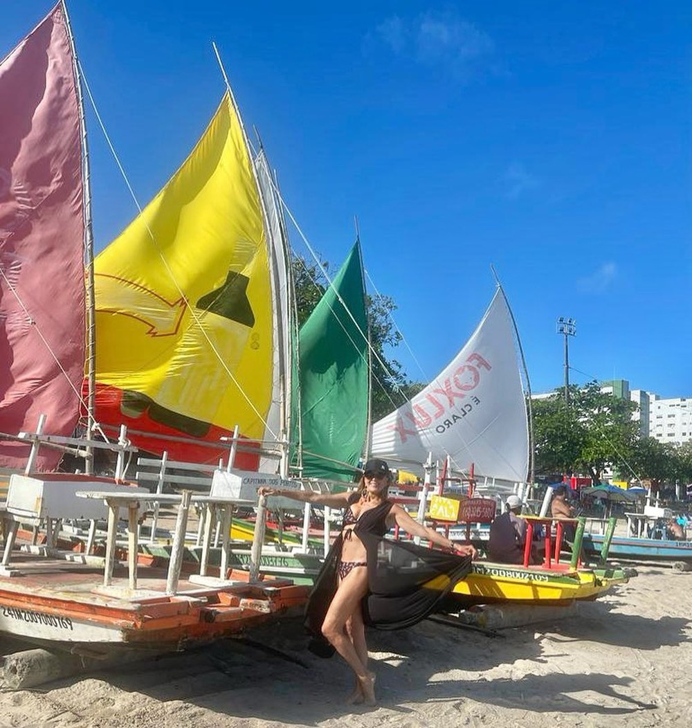 Helô Pinheiro curte dia ensolarado em Maceió e diz: 'Viva a vida!'