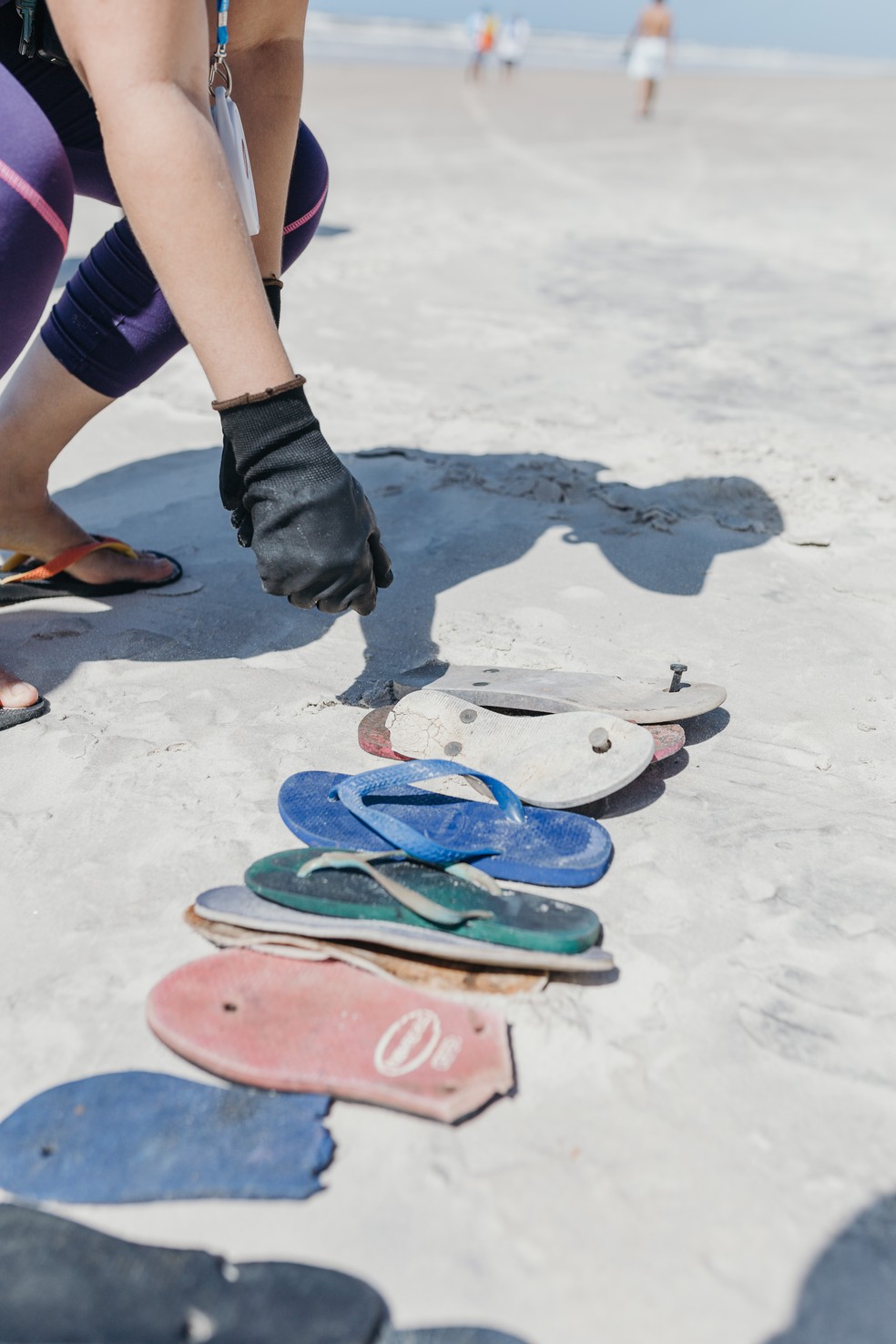 Havaianas são encontrados em praia de Ilhéus: marca tem ponto de coleta para reciclar chinelos sem uso — Foto: Lara Rabelo