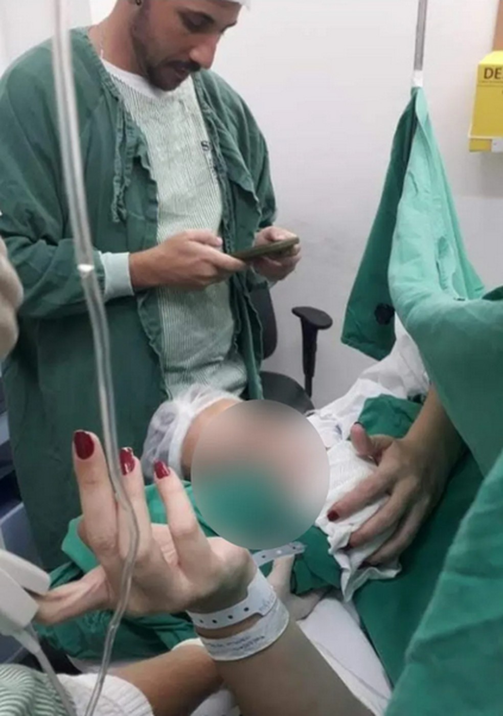 O médico anestesista Giovanni Quintella Bezerra aparece com ereção ao lado de mulher em sala de parto — Foto: Reprodução/Acervo pessoal