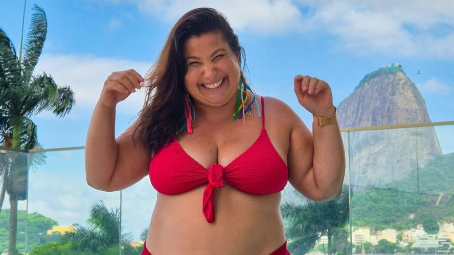 Mariana Xavier elege biquíni vermelho para aliviar calorão no Rio