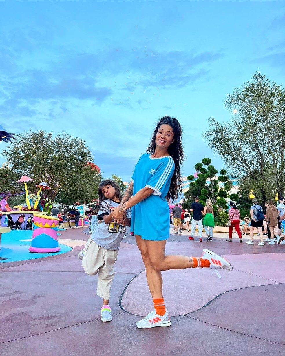 Jesus Luz mostra a filha, Madalena, e Aline Campos se divertindo em parque — Foto: Reprodução / Instagram
