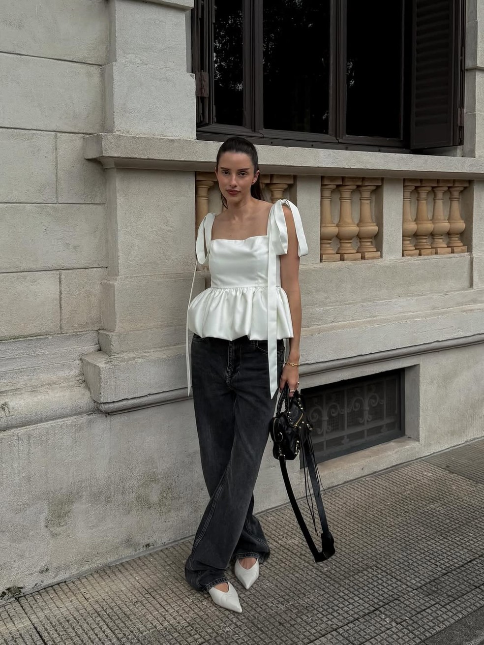 7 tops que vão atualizar sem esforço a calça jeans básica — Foto: Reprodução/Instagram @florrance 