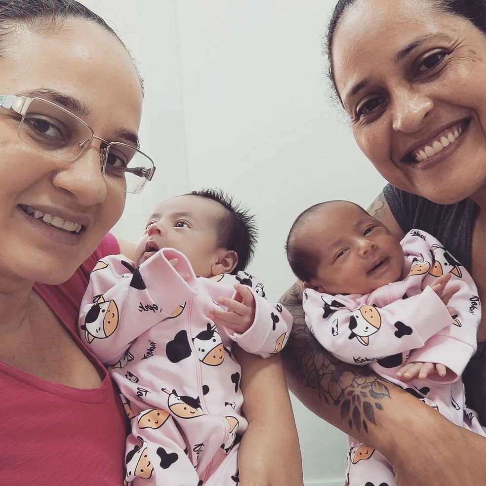 Danielle Mattos e Luzia Aquino com as filhas Helena e Heloísa quando ainda era recém nascidas — Foto: Arquivo Pessoal