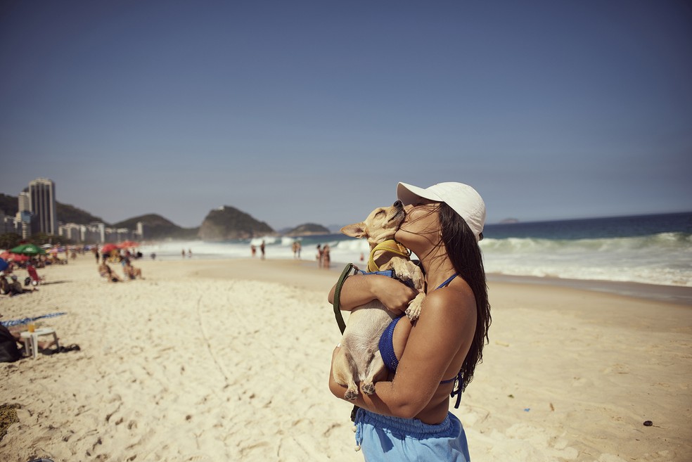 Aimi com Poze em Copacabana — Foto: Julia Mataruna