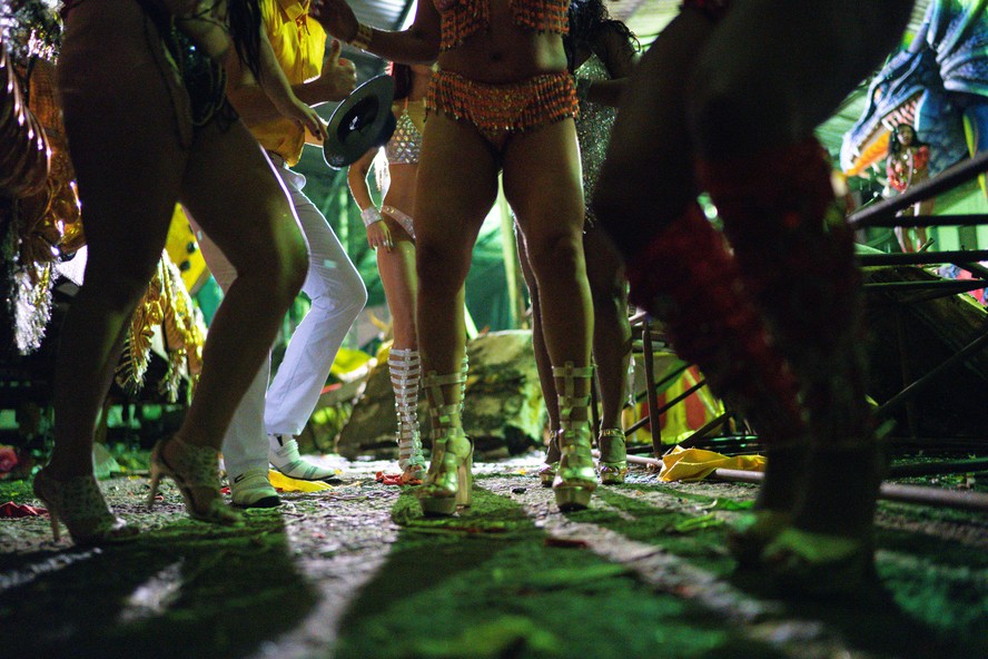Na maratona carnavalesca é importante usar sapatos confortáveis