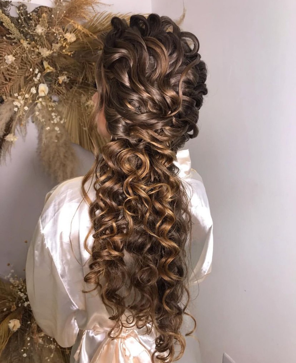 Penteados para casamento em cabelos cacheados e crespos: 15 sugestões ...