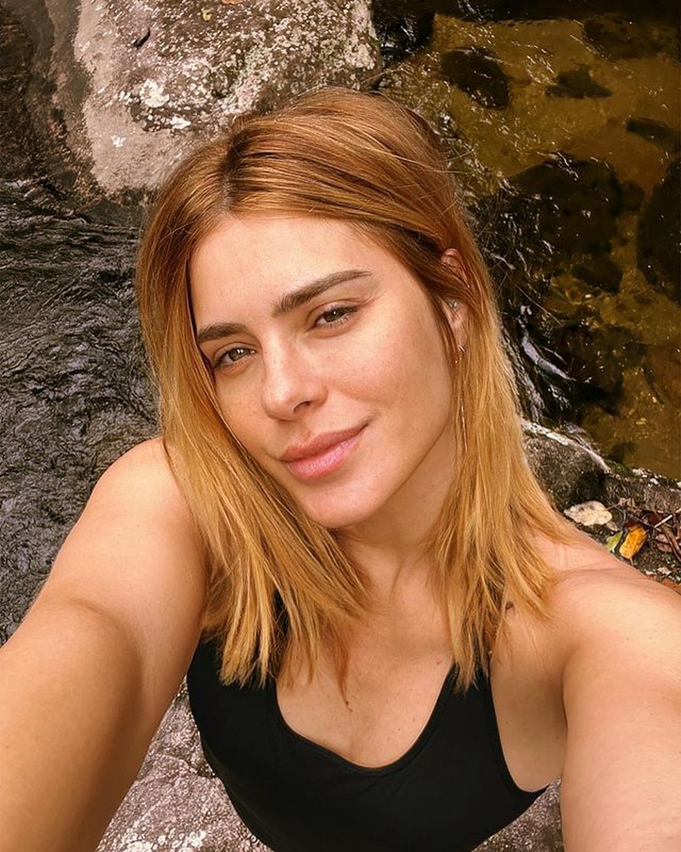 Carolina Dieckmann posa em cachoeira e detalhe inusitado chama atenção
