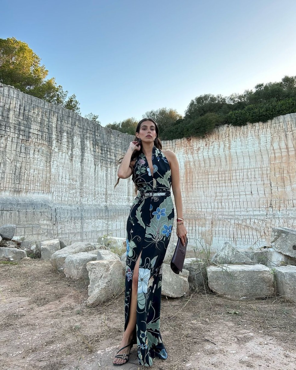 Vestido longo com estampa tropical — Foto: Reprodução/Instagram @julietapadros