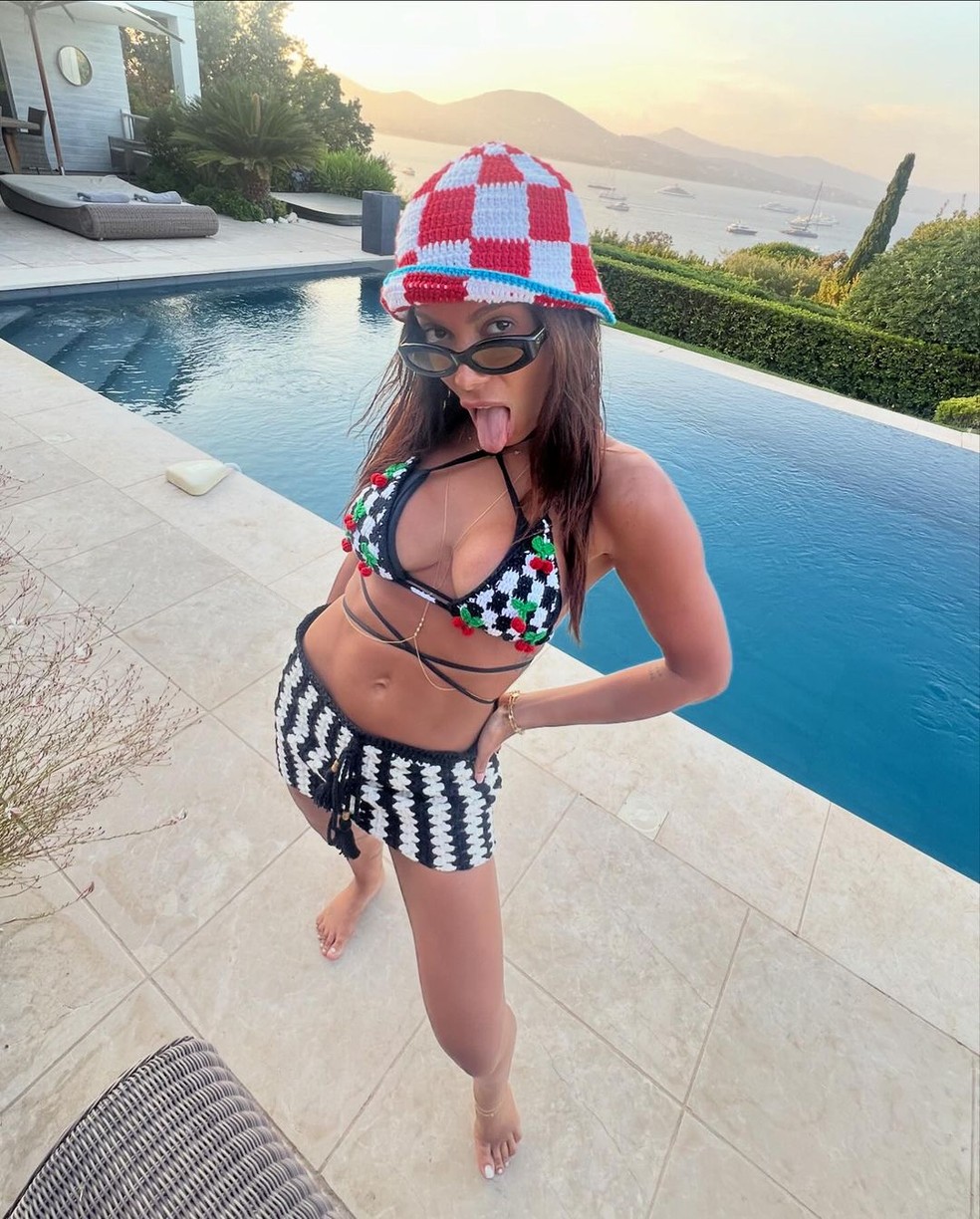 Anitta unindo duas tendências em uma: biquíni duplo + de crochê — Foto: Reprodução/Instagram @anitta