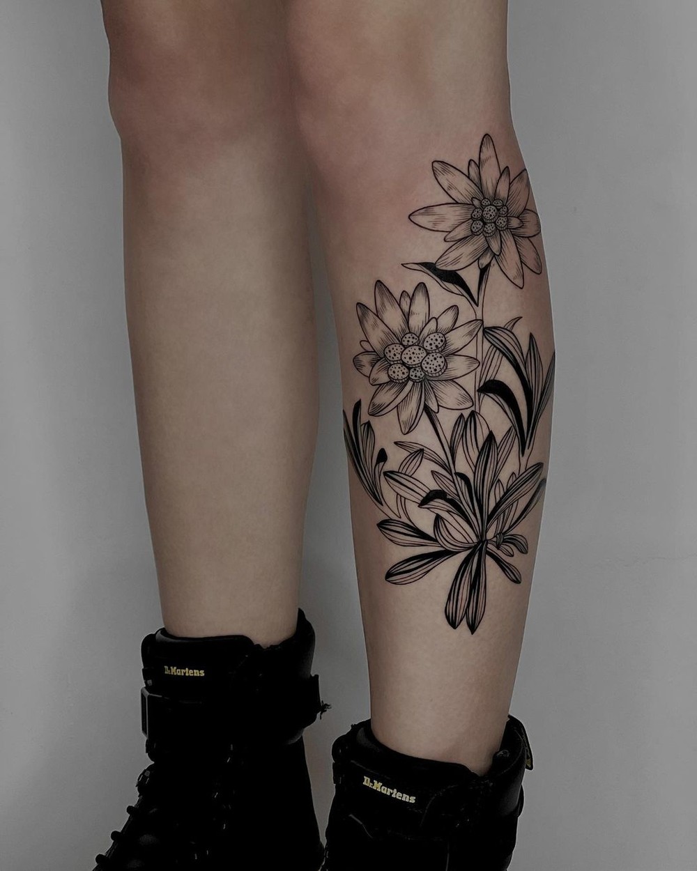 Tatuagens femininas na canela: modelos lindos para você marcar na pele