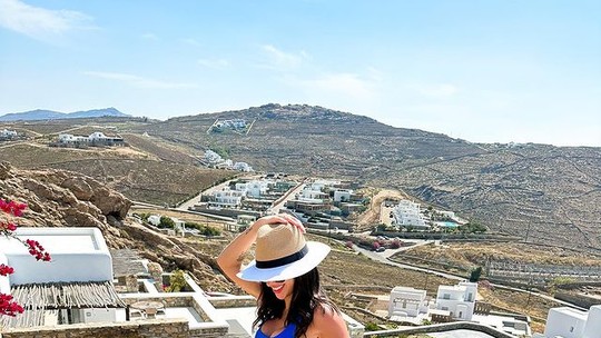 Grávida, Bruna Biancardi posa com biquíni azul na Grécia e mostra barriga