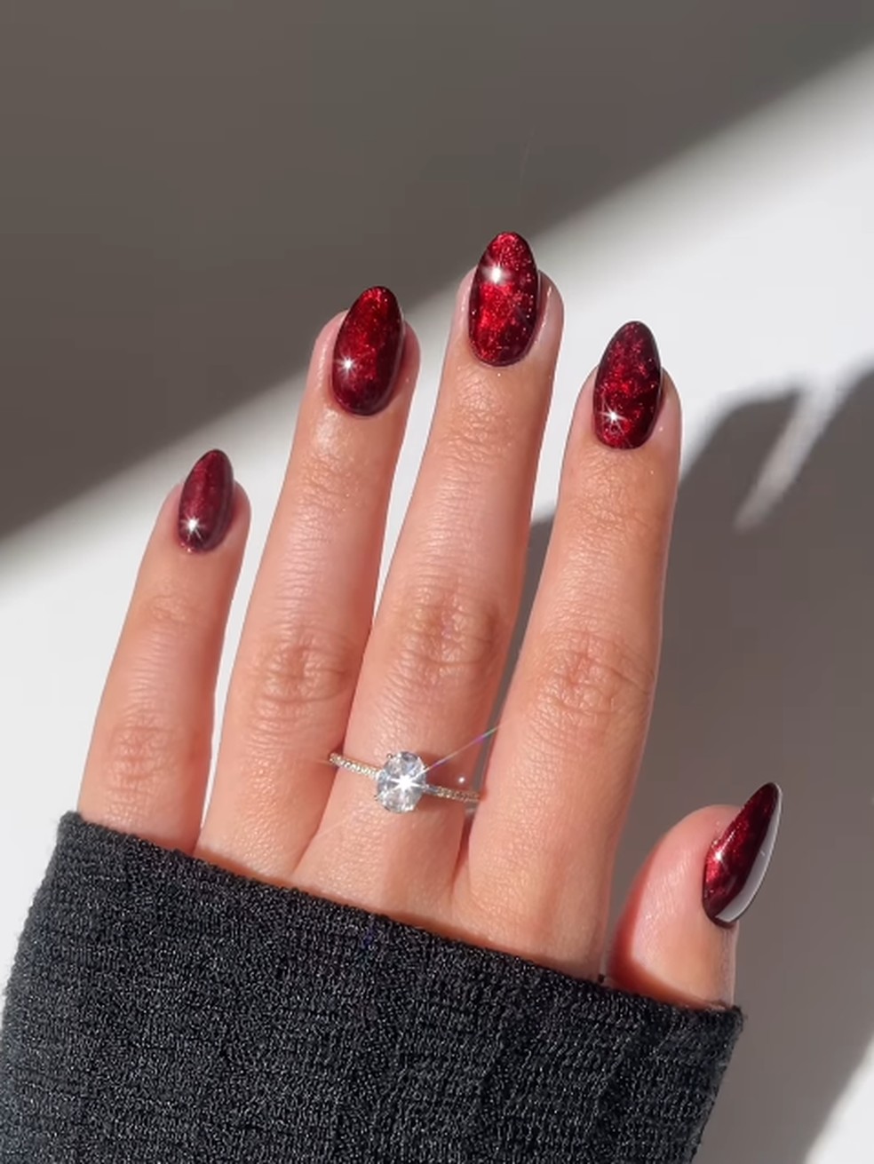 O rubi vermelho desperta paixão e confiança — Foto: Reprodução / Instagram @simlynail