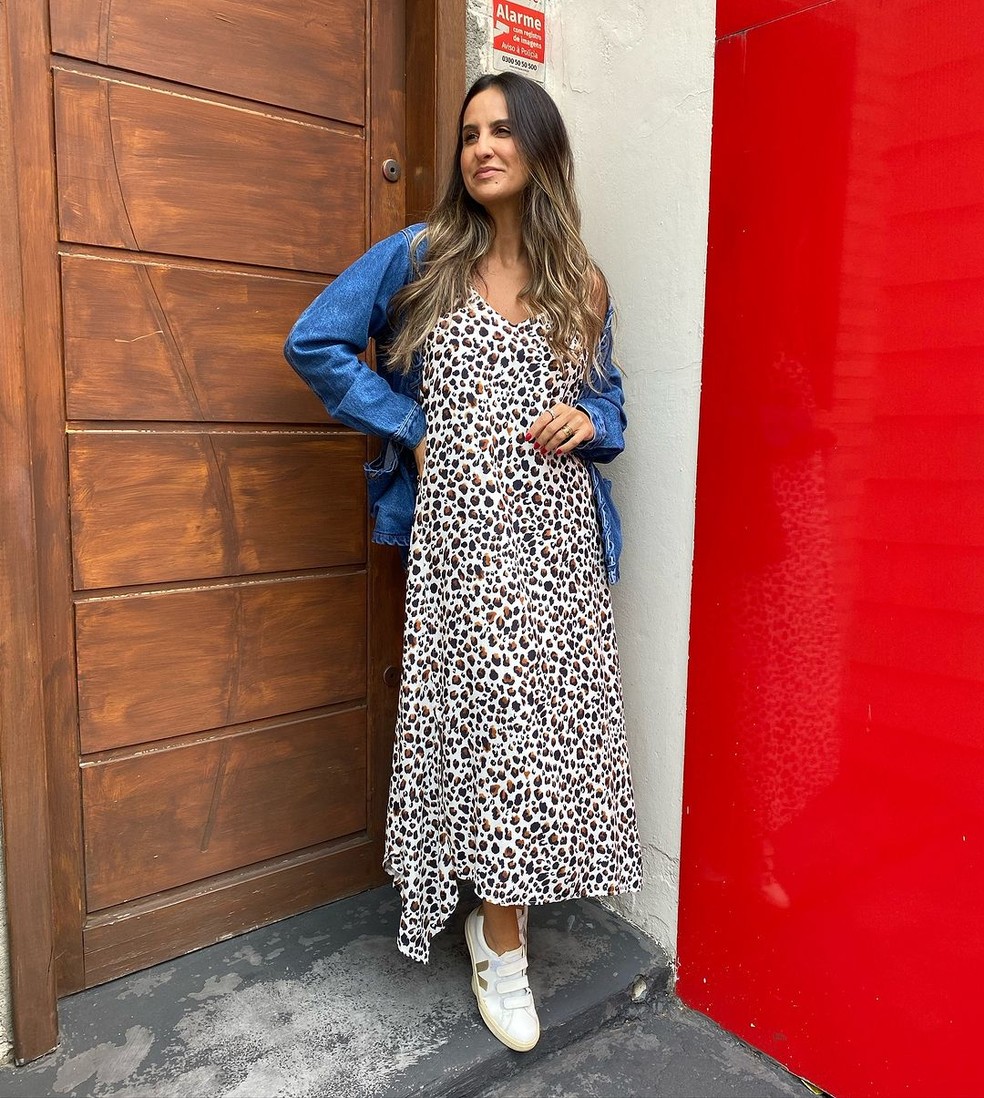 Combinar a jaqueta jeans com um vestido leve é uma maneira inteligente de criar um visual casual chic, que equilibra a simplicidade com a elegância — Foto: Reprodução/Instagram @espacomelcasagrande