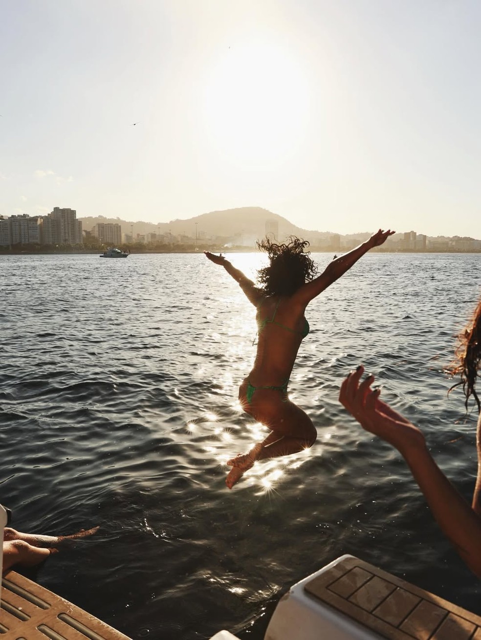 De biquíni verde, Bella Campos revela registros curtindo passeio de barco no Rio de Janeiro e arranca elogios — Foto: Reprodução/Instagram