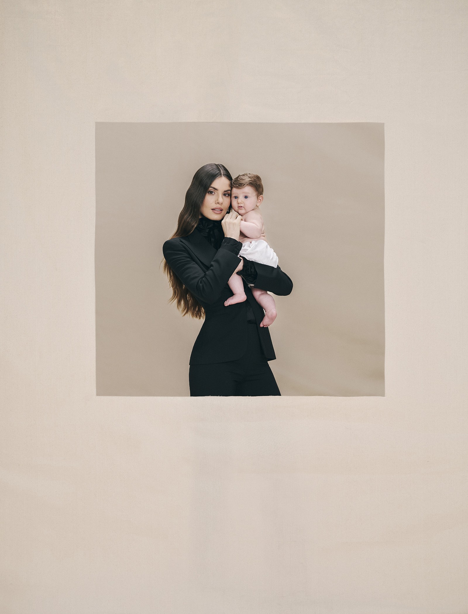 Camila Queiroz apresenta sua filha, Clara — Foto: Hick Duarte (Thinkers Mgmt)