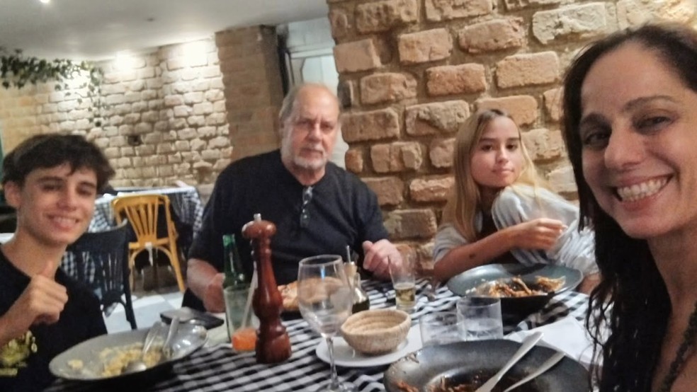 Claudia Mauro e PC Grande posam em jantar ao lado dos filhos gêmeos: 'Momentos que fazem a vida mais feliz' — Foto: Reprodução/ Divulgação