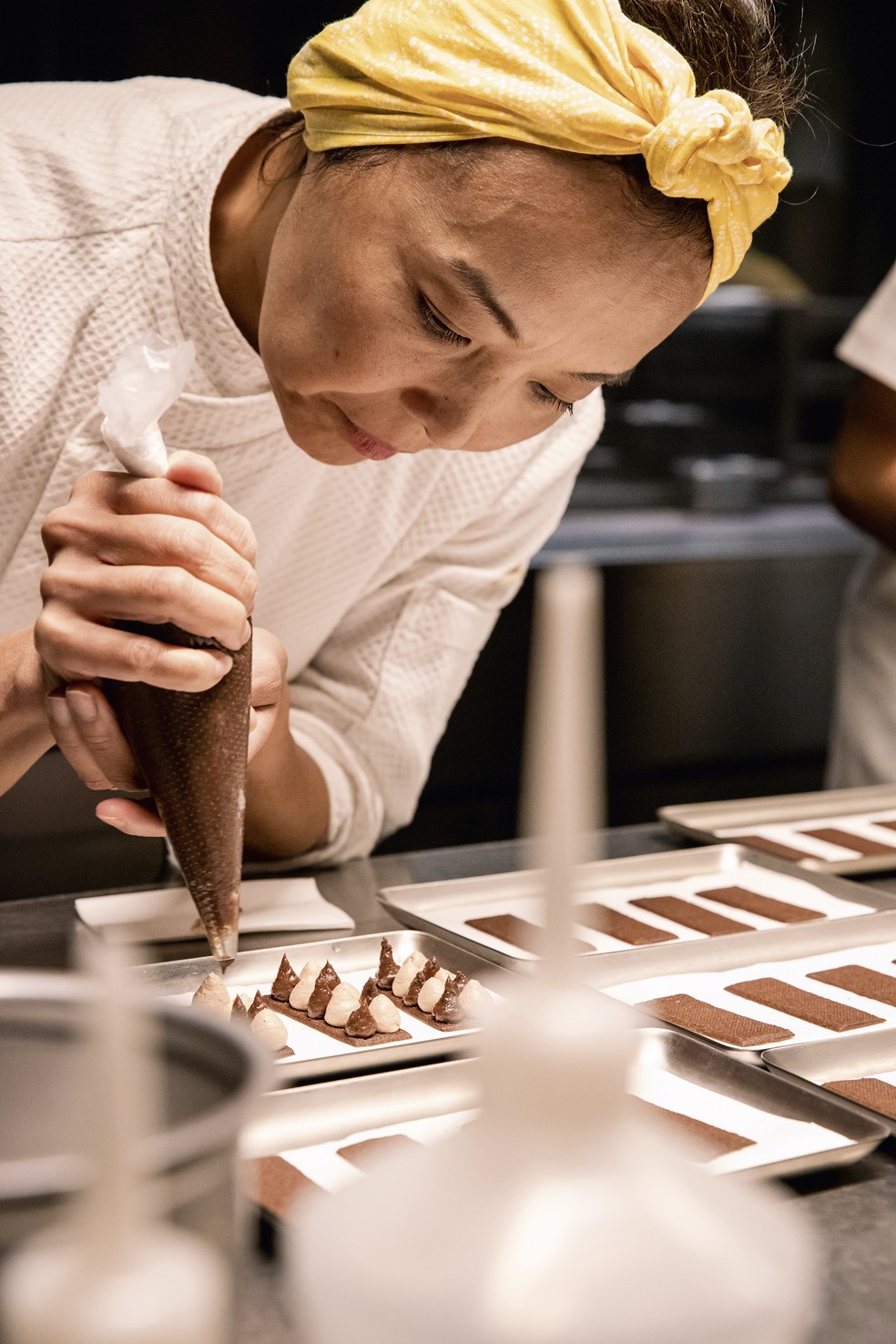 Aya faz doces que agradam a quem tem e não tem restrições alimentares, como a mousse de chocolate com geleia de mirtilo, abacaxi e shissô — Foto: Natalia Cesar