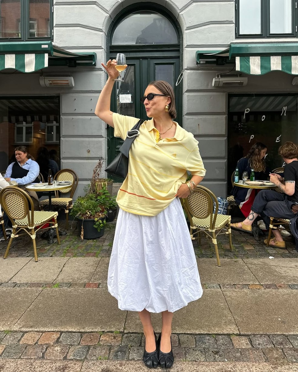 Camisa polo oversized no look casual — Foto: Reprodução/Instagram @lara_bsmnn