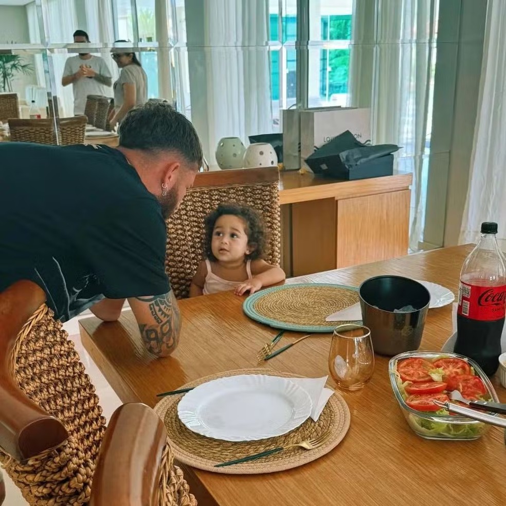Karoline Lima mostra imagens da mansão onde vive com Leo Pereira — Foto: Reprodução/ Instagram