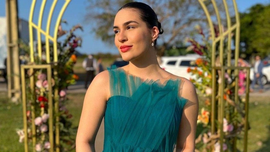 Lívian Aragão esbanjou beleza em festa de casamento