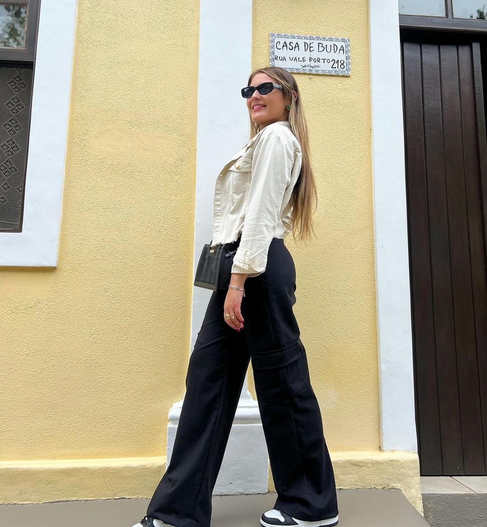 O conceito de elegância despojada para o trabalho com o uso da jaqueta jeans é uma forma moderna e prática de unir conforto com estilo no ambiente corporativo — Foto: Reprodução/Instagram @cabinevermelha_store