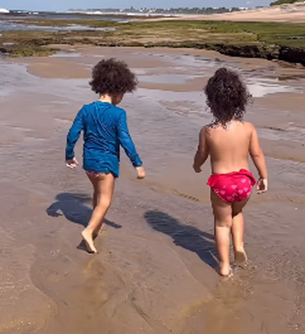 Gêmeas de Nanda Costa e Lan Lahn surgem de pé no chão — Foto: Reprodução/Instagram