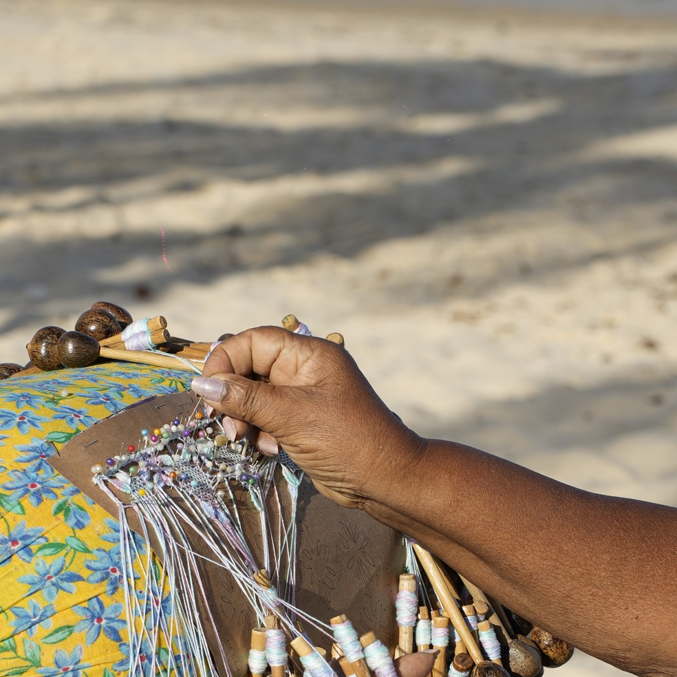 Conheça o projeto que conecta jovens estilistas nordestinos a comunidades artesãs tradicionais — Foto: Leo Braga