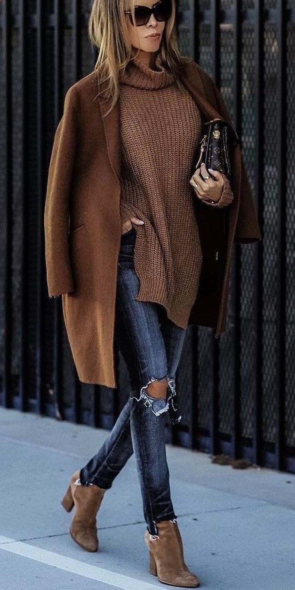 As botas marrom são ideais para criar um estilo acolhedor e atemporal, funcionando bem com uma variedade de roupas e ocasiões — Foto: Reprodução/Pinterest @casatreschic.blogspot.com