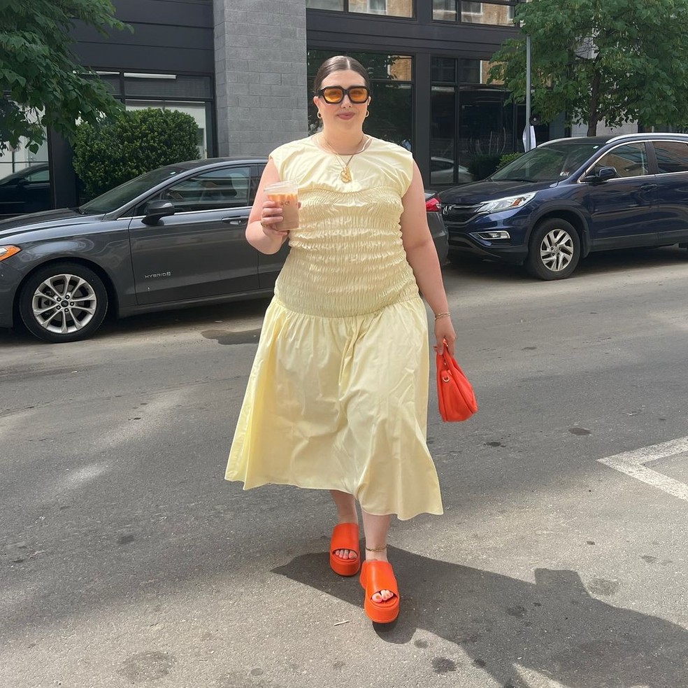 O vestido cintura baixa tem modelagem polêmica, mas combina com diversos estilos — Foto: Reprodução/Instagram @sydneycitrus