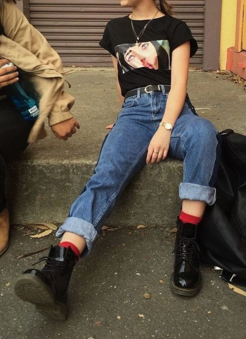 Um grande clássico dos anos 90 a calça mom é perfeita para looks ousados. — Foto: Reprodução/Pinterest @fashshouldbfun