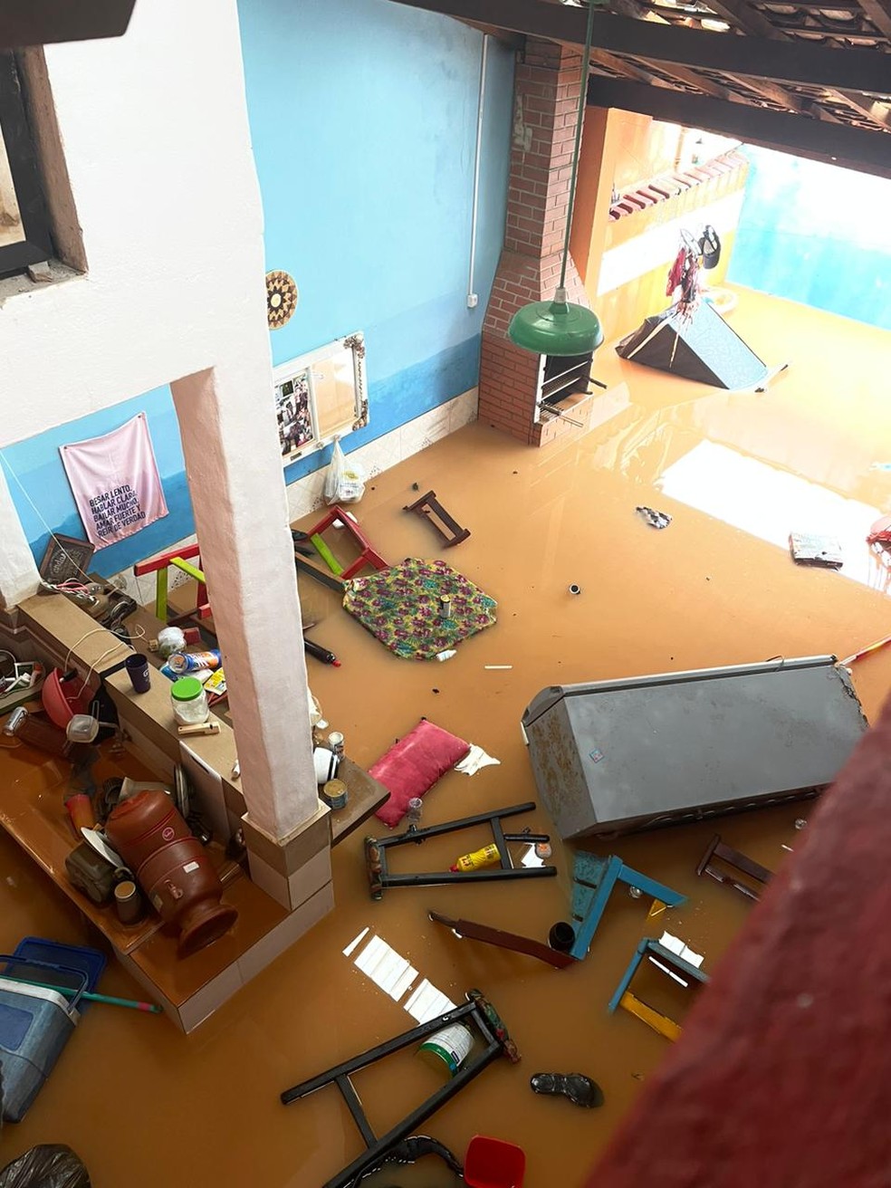 Casa da jornalista Maria Teresa Cruz em Cambury ocupada pela água — Foto: Arquivo pessoal