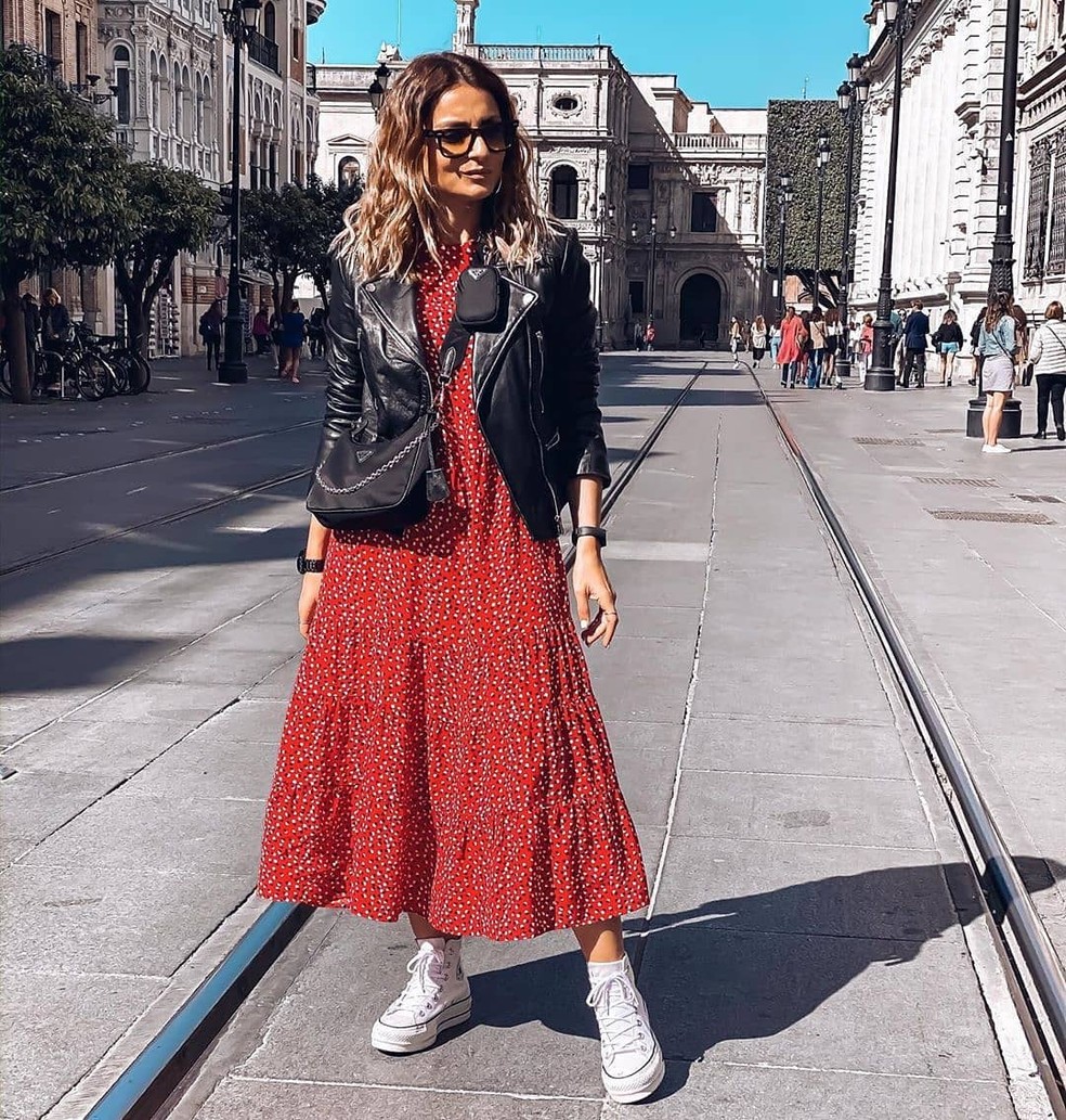 Os vestidos midi são uma escolha perfeita para usar com All Star branco, pois oferecem um equilíbrio ideal entre elegância e conforto — Foto: Reprodução/Instagram @mjose_ps