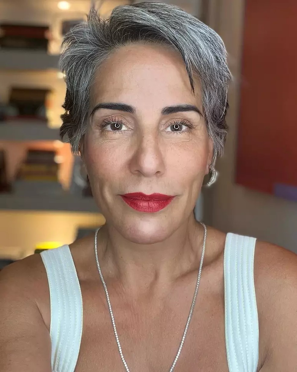 Os primeiros fios brancos de Glória Pires surgiram cedo, aos 20 anos — Foto: Reprodução / Instagram @gloriapires