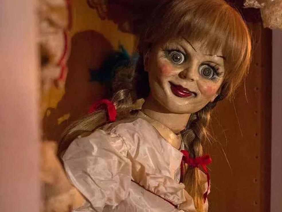 A boneca Annabelle usada no filme homônimo é bem diferente da original (Foto: Divulgação) — Foto: Marie Claire
