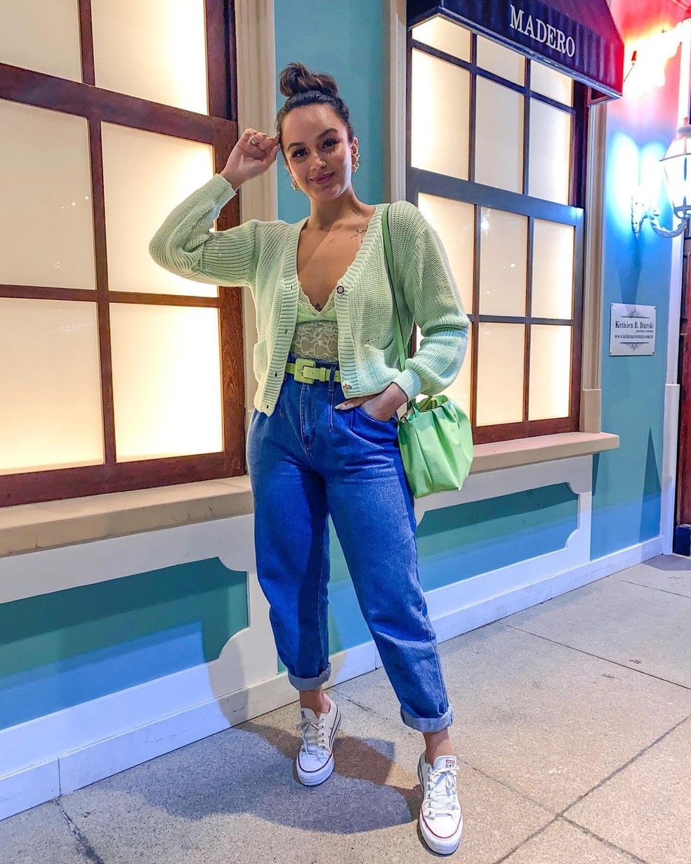 Para um look casual e despojado, aposte em um jeans skinny ou de corte reto, dobrando a barra para dar um charme extra — Foto: Reprodução/Instagram @pietrasoarespena