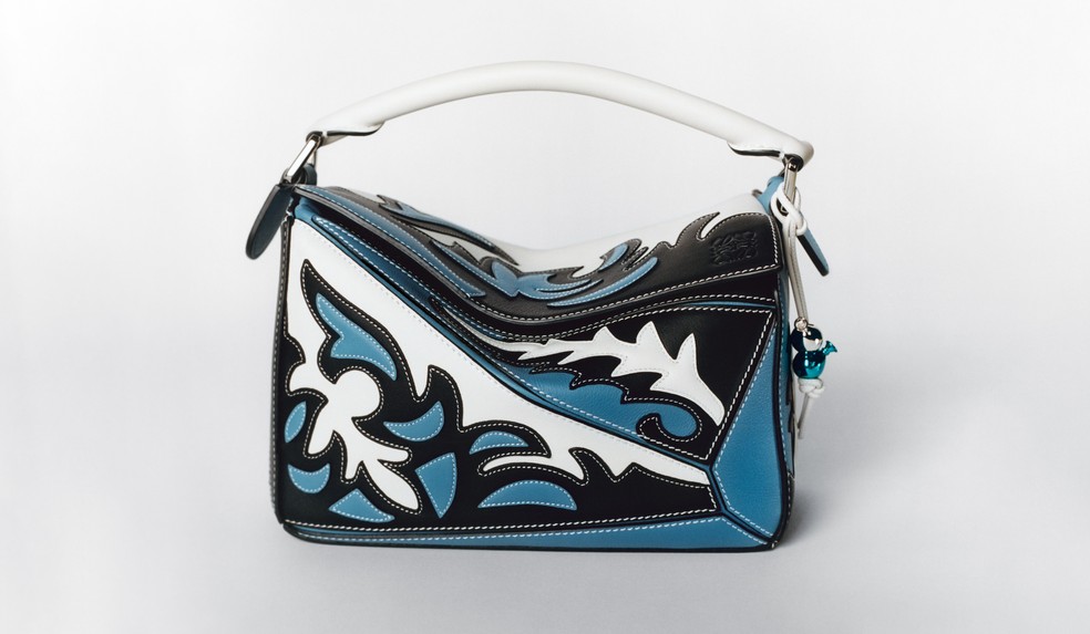 Loewe celebra 10 anos da icônica Puzzle Bag — Foto: Divulgação