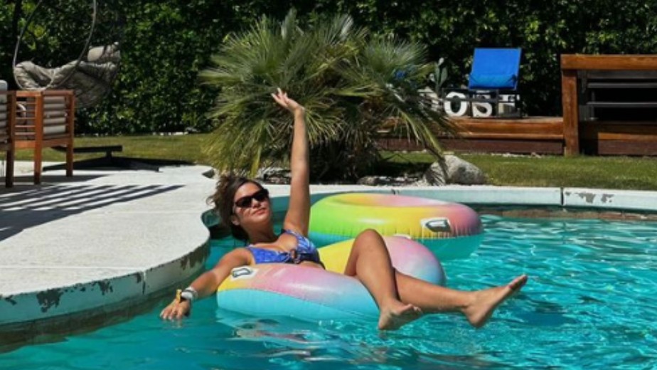 Maisa Silva curte piscina na Califórnia, Estados Unidos