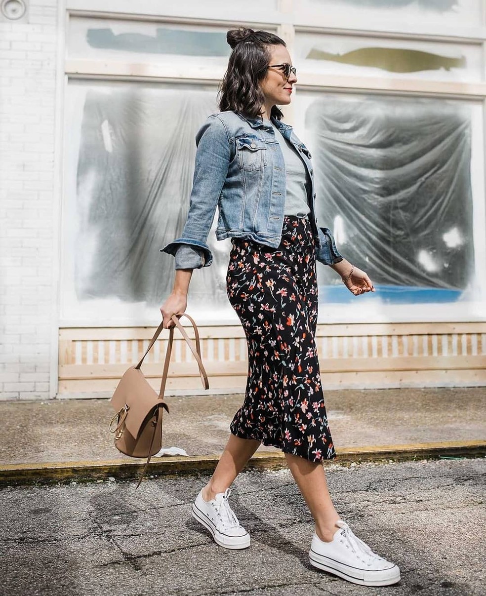Para dar um toque a mais de sofisticação, adicione uma jaqueta de couro ou uma jaqueta jeans oversized — Foto: Reprodução/Instagram @mystylevita