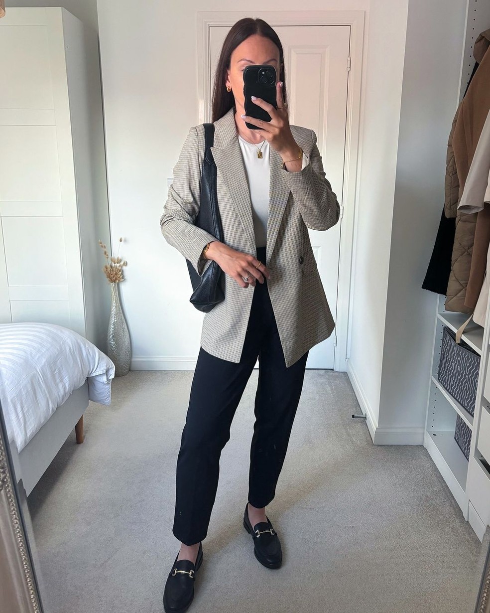 Sapatos como scarpins ou mocassins complementam perfeitamente esse estilo — Foto: Reprodução/Instagram @helenwelshstyle