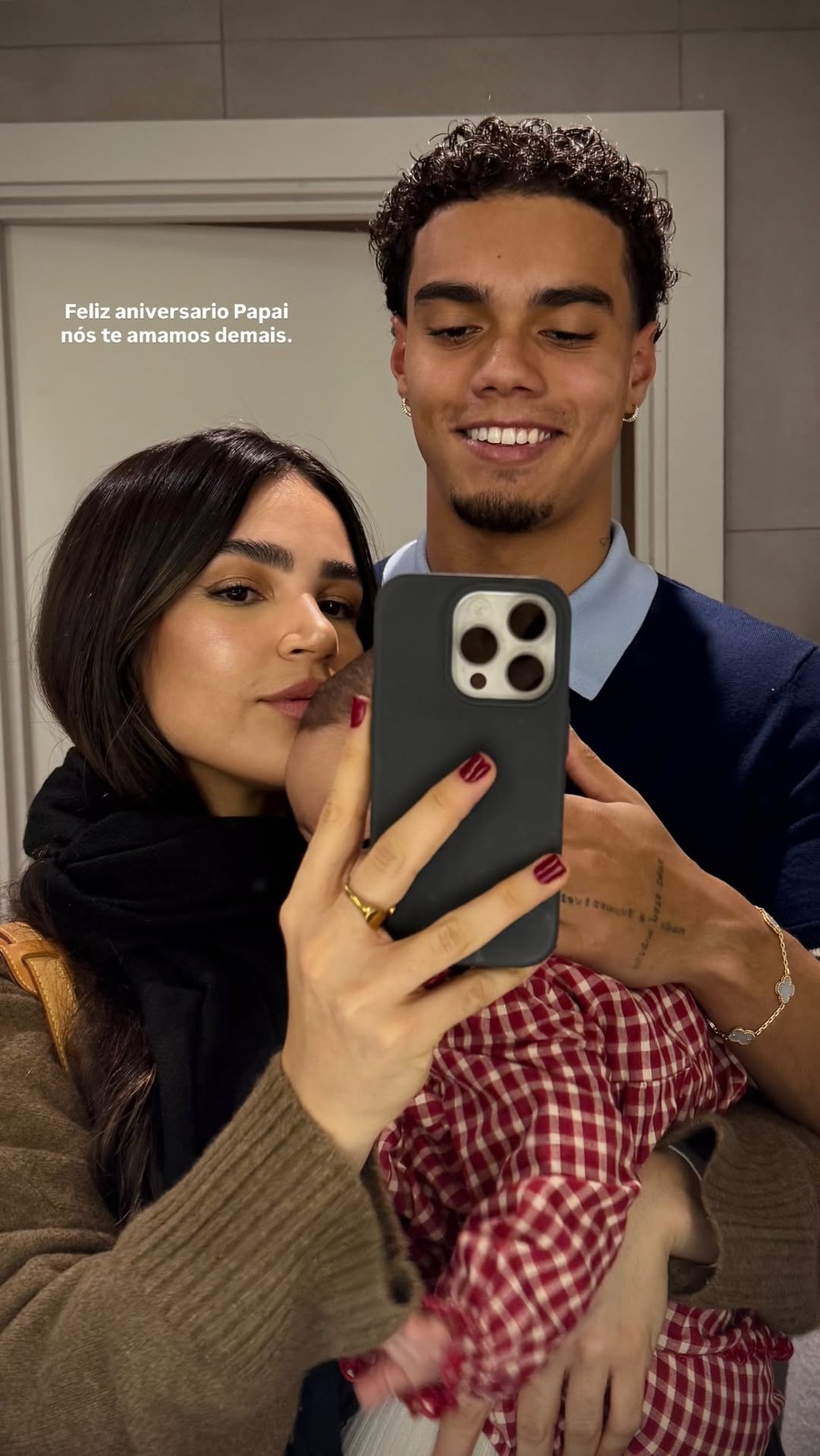 Giovanna Buscacio e o namorado, João Mendes, com registros raros ao lado da filha — Foto: Reprodução/Instagram
