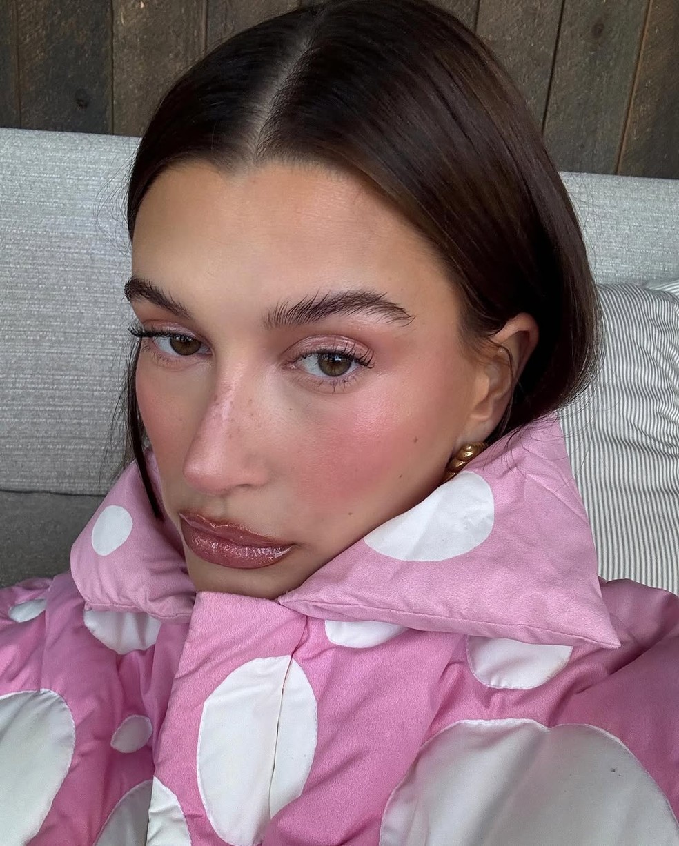 Ballet blush: conheça a tendência que domina a maquiagem em 2026 — Foto: Reprodução Instagram @haileybieber