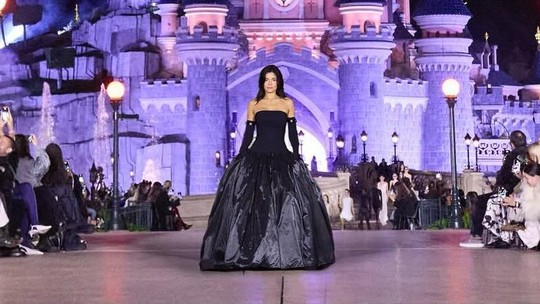 Moda na Disney? Após viralizar com sapato de orelhas do Mickey, Coperni fecha Semana de Moda de Paris no parque temático Moda na Disney? Após viralizar com sapato de orelhas do Mickey, Coperni fecha Semana de Moda de Paris no parque temático