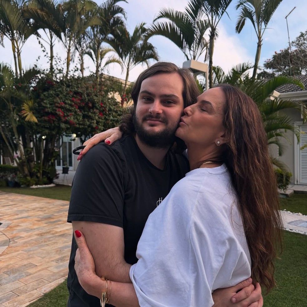 Luiza Brunet se derrete pelo filho, Antônio — Foto: Reprodução/Instagram