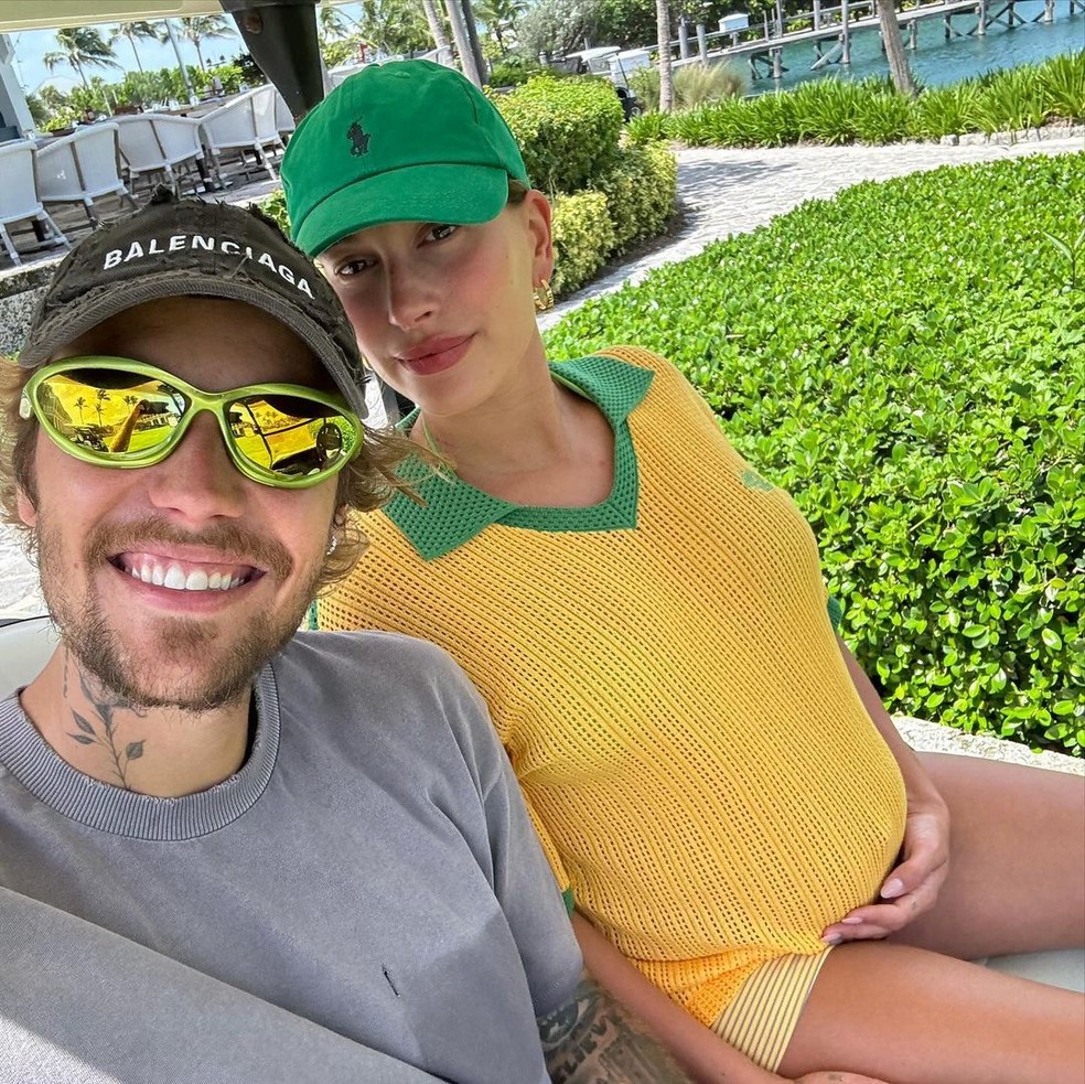 Hailey Bieber exibe barrigão de gravidez em look 'brazilcore' avaliado ...