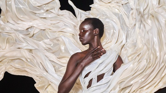 Alta-costura: Iris van Herpen cria vestido com 125 milhões de algas-vivas em desfile de inverno 25